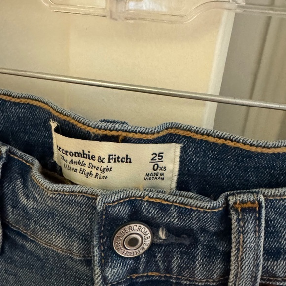 NWT- Abercrombie & Fitch The Anke Straight Curve Love Jean. 25/0 extra short - Picture 3 of 4